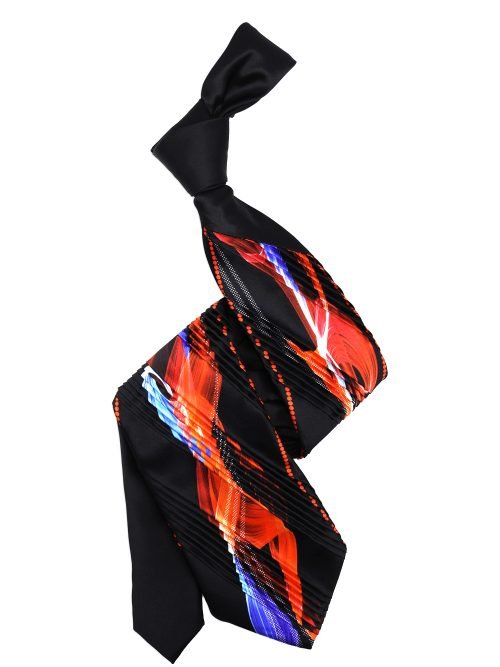 Cravatta Nera Plissè Limited Edition con motivo astratto rosso e azzurro <sup style="background-color: #aa9b63; text-transform: capitalize; color: #FFFFFF">NUOVO</sup>