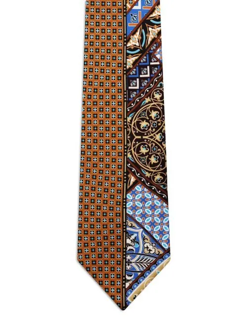 Cravatta Classic Signature Marrone con medaglioni e motivo patchwork<sup style="background-color: #aa9b63; text-transform: capitalize; color: #FFFFFF">NUOVO</sup>