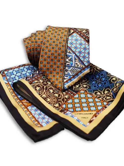 Set wih Classic Signature brown tie and matching pochette, featuring medallions and a patchwork pattern <sup style="background-color: #aa9b63; text-transform: capitalize; color: #FFFFFF">NEW</sup>